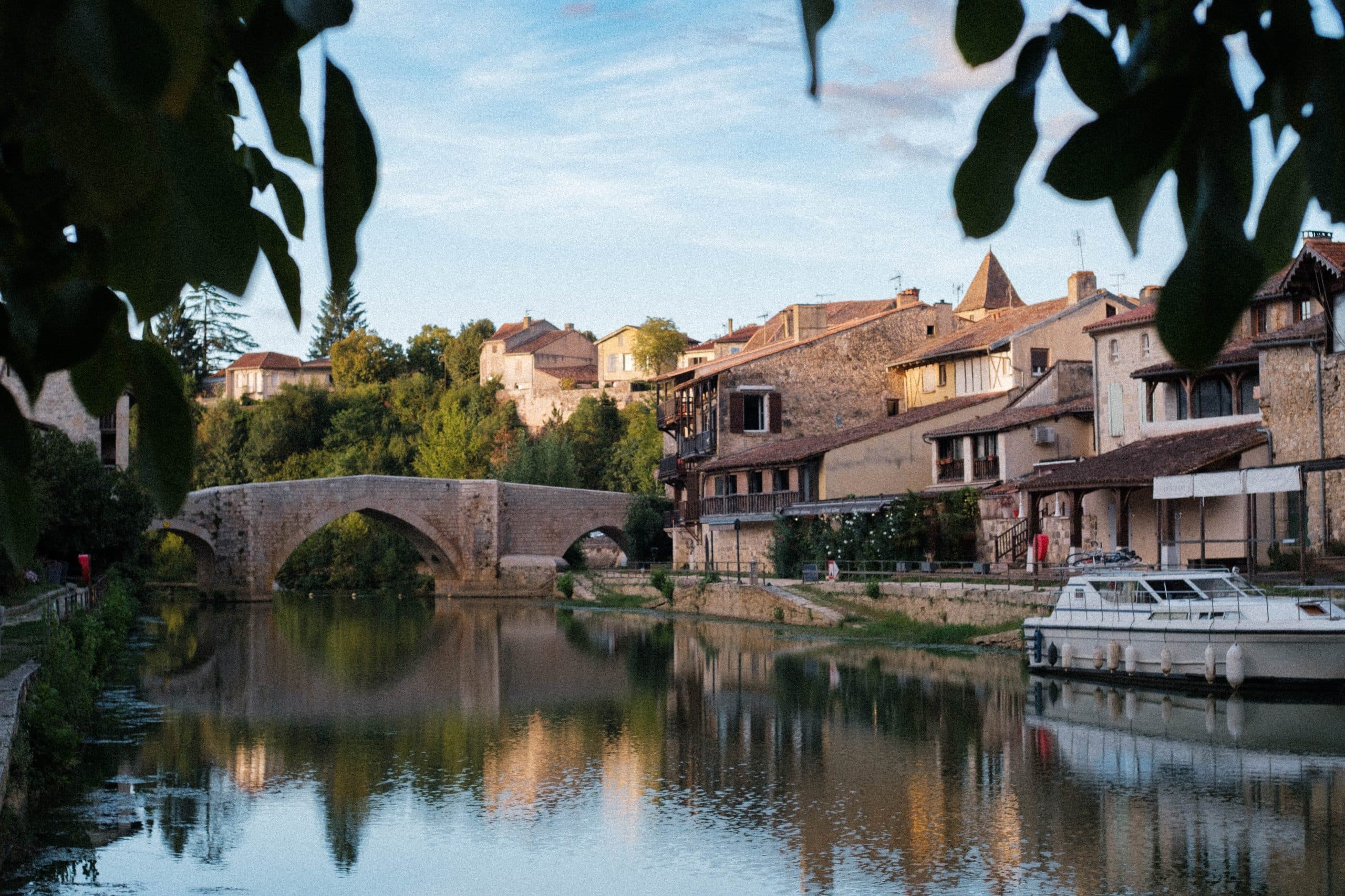 Sustainable slow travel image of the water in Nérac, France
